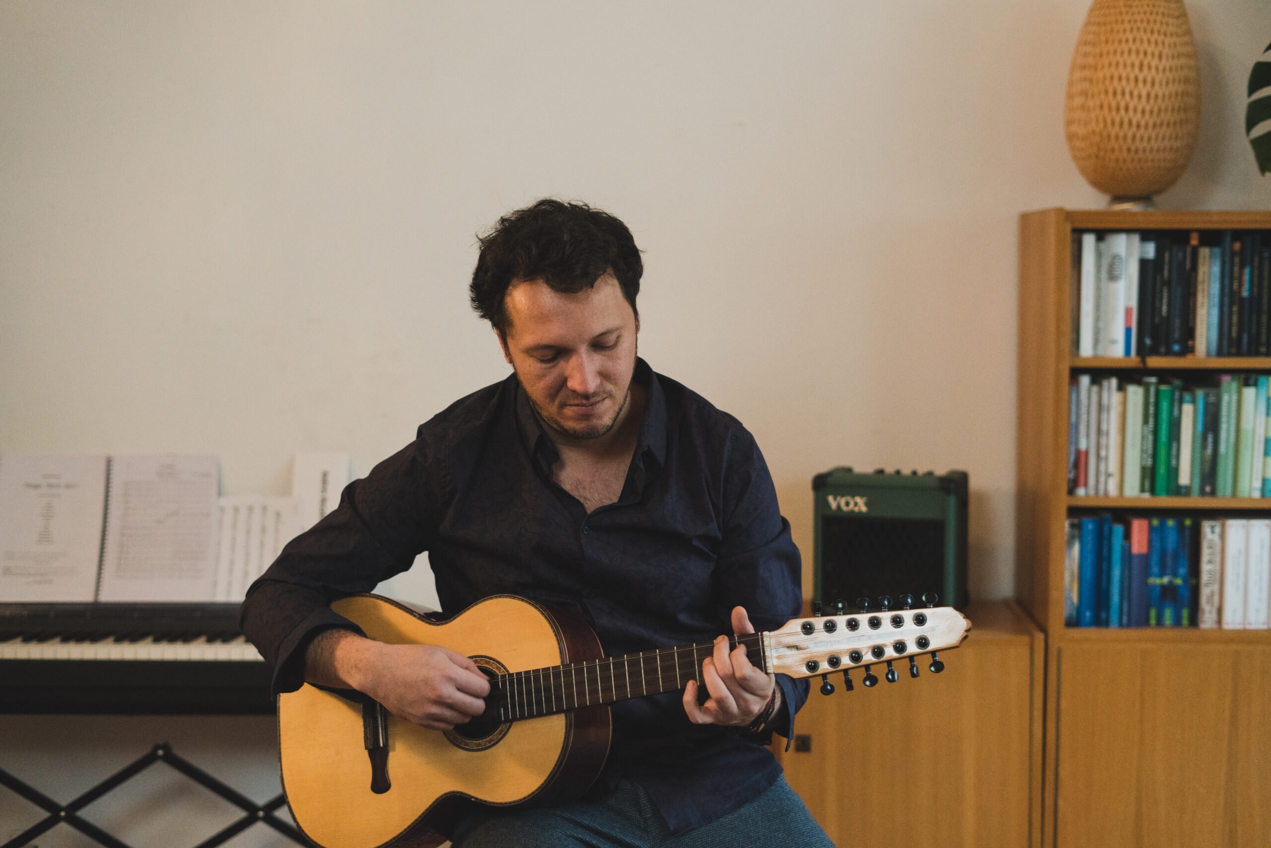 Andrés Rosales spielt Tiple im Musikzimmer